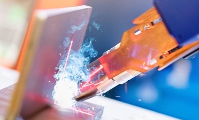 en närbild av en robot som svetsar en metallbit