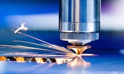 närbild av en laserskärmaskin