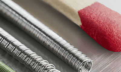 en närbild av flera fjädrar