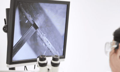 en person som tittar på en datorskärm