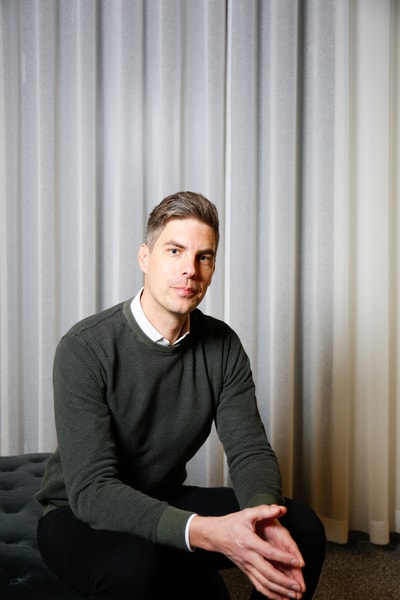 en person som sitter i en soffa