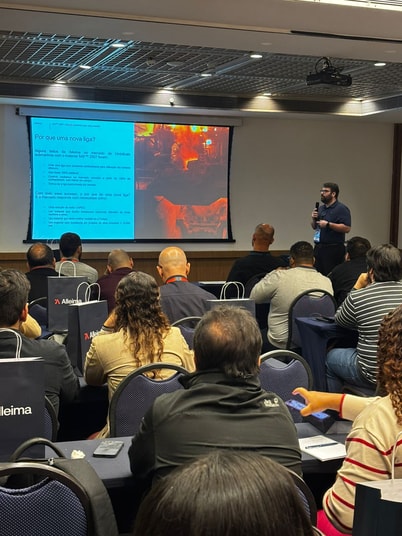 en person som står framför en stor skärm med en stor skärm på