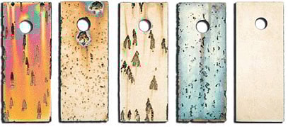 flera rektangulära metallplattor med hål