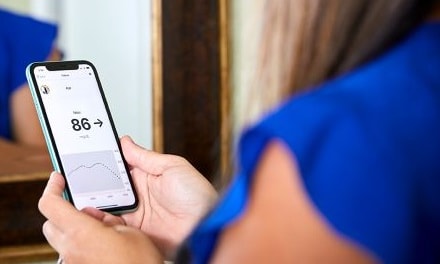 en person som håller i en telefon