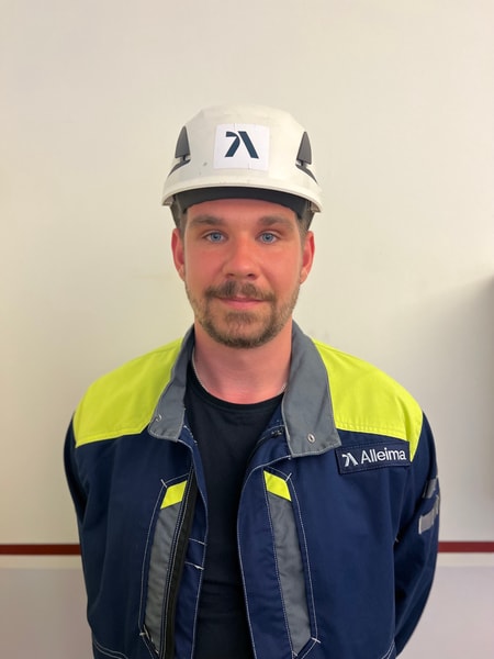 en person som bär en skyddshjälm