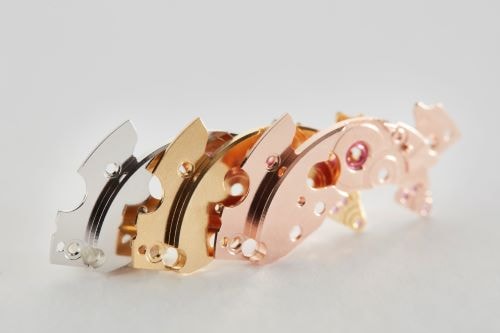 en grupp av metalldelar