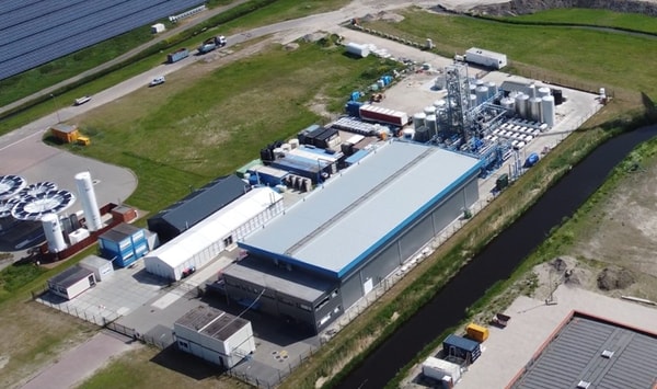 en byggnad nära en flod