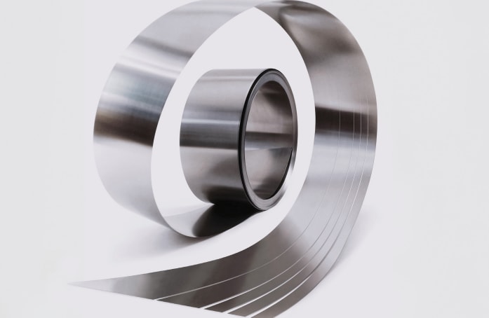 en rulle med metallband