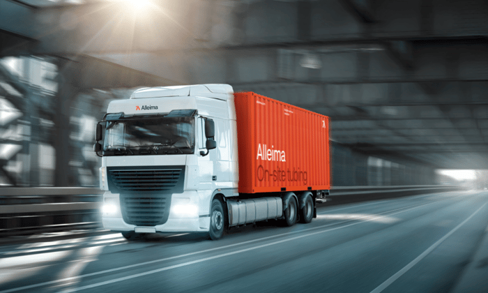 en vit lastbil med en röd container på sidan