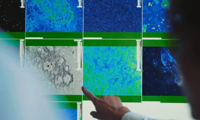 en hand som pekar på en skärm