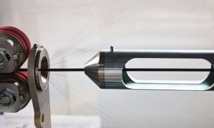 en maskin med ett långt cylindriskt föremål