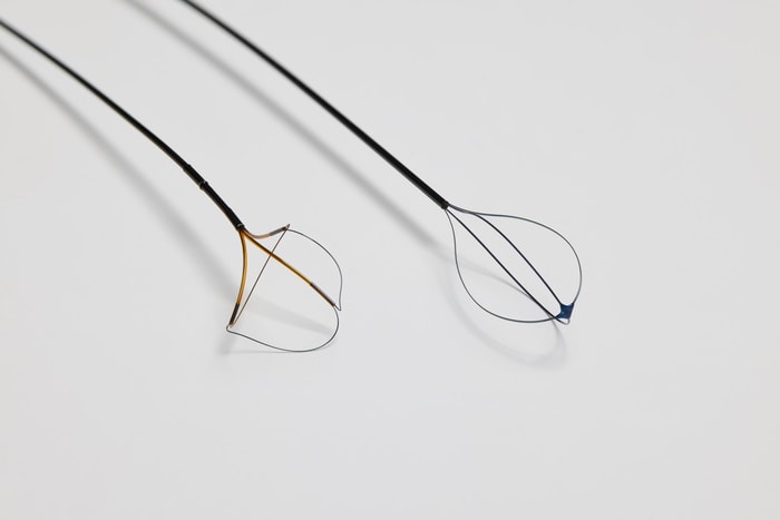 a close up of a wire object