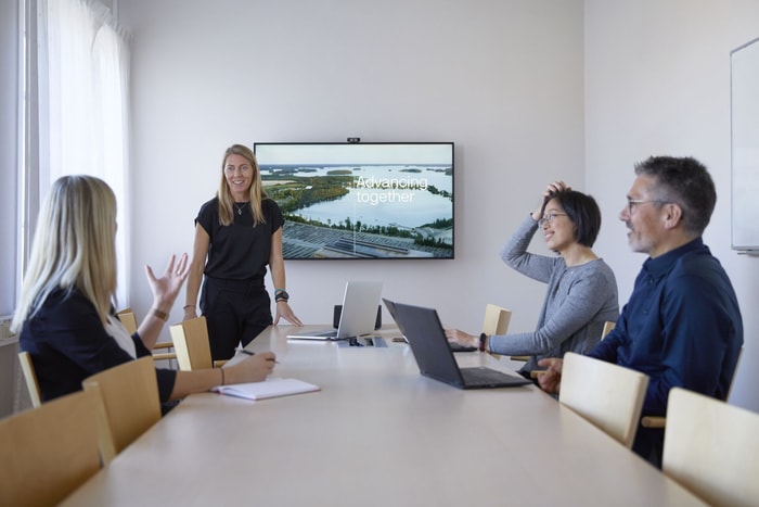 en grupp människor som sitter runt ett bord