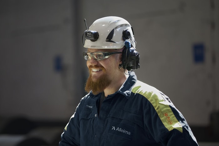 en person som bär hjälm och skyddshjälm