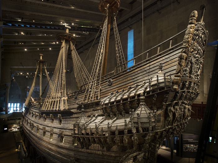 ett träskepp i ett museum