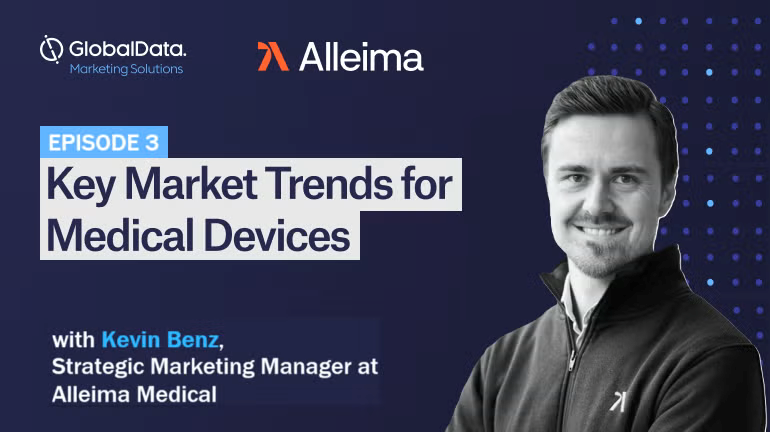 en person som ler för en bild