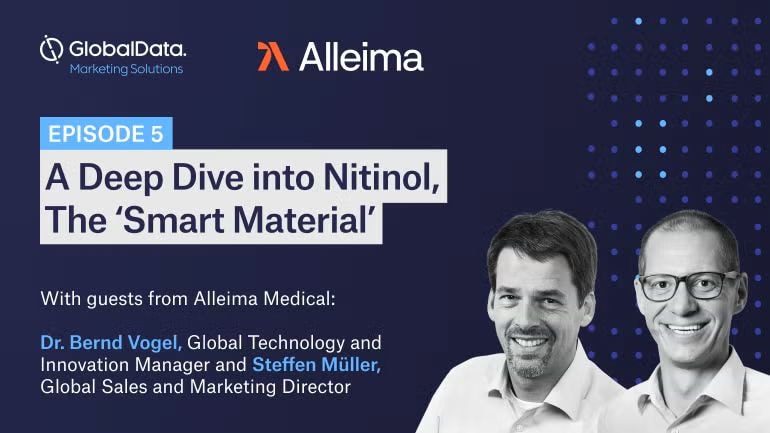 en person som ler för en bild