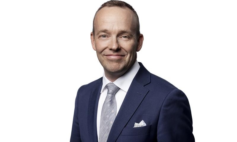 en person i en kostym