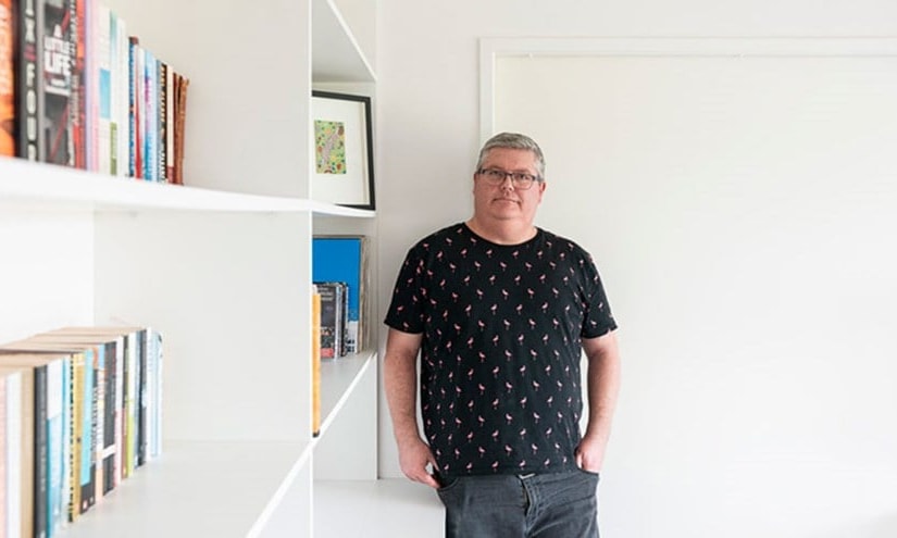 en person som står i ett rum