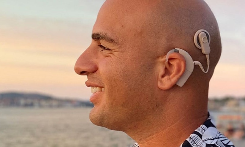 en person med hörapparat