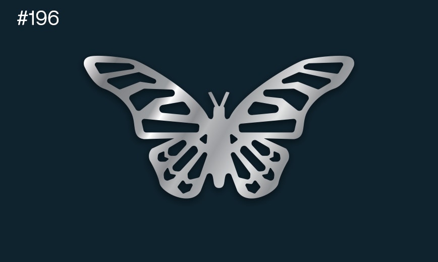 en silverfärgad fjäril på en mörk bakgrund