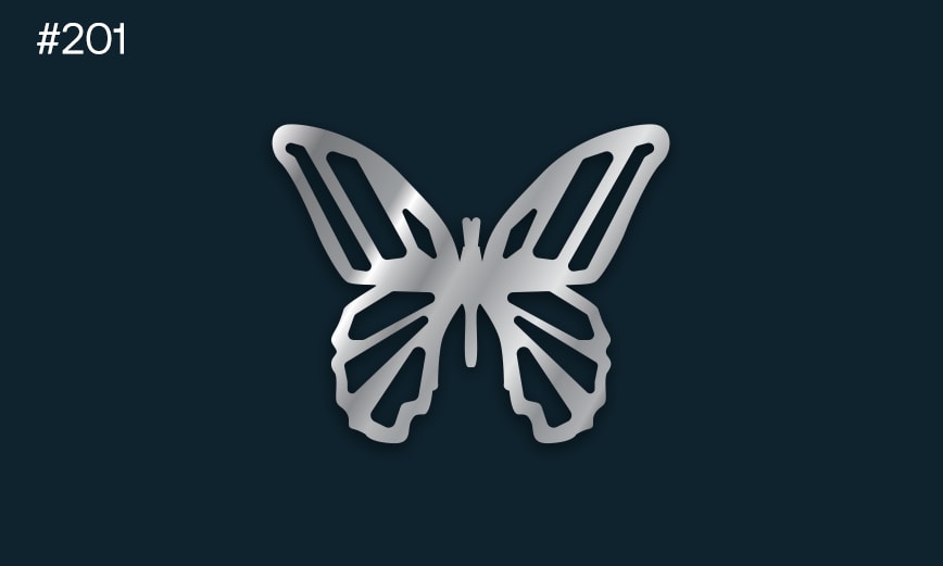 en silverfärgad fjäril på en mörk bakgrund