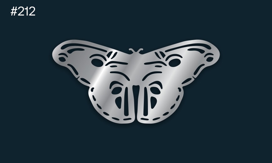 en silverfärgad fjäril med hål