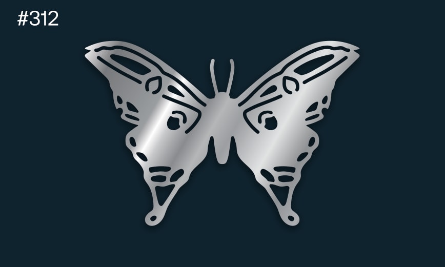 en silverfärgad fjäril på en mörk bakgrund