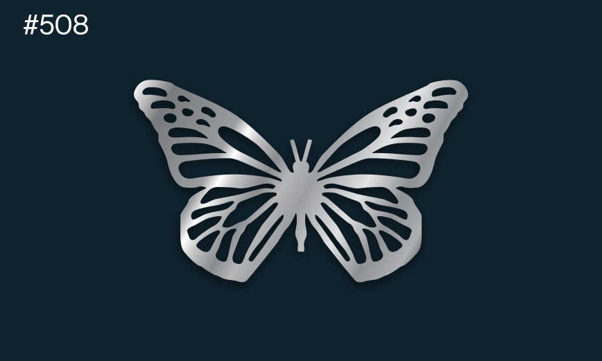 en silverfärgad fjäril på en mörk bakgrund