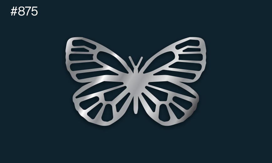 en silverfärgad fjäril på en mörk bakgrund