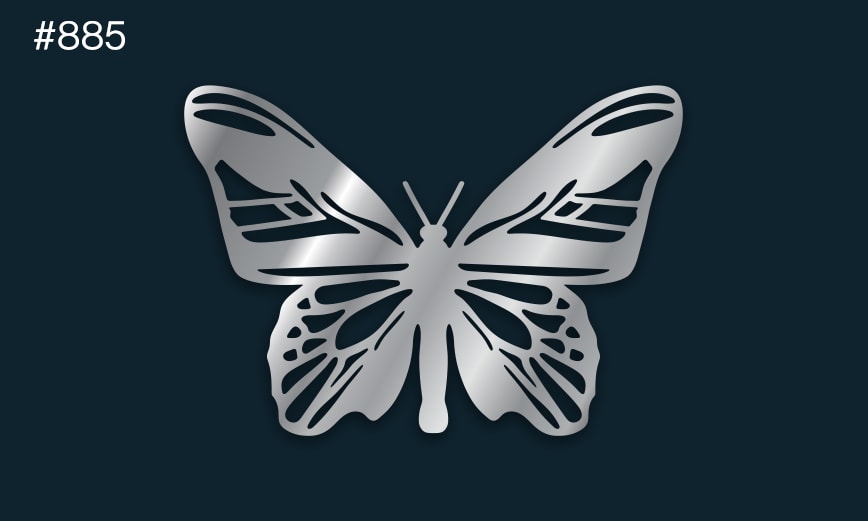 en silverfärgad fjäril på en mörk bakgrund