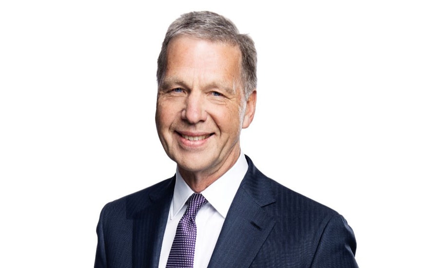 en person i kostym och slips