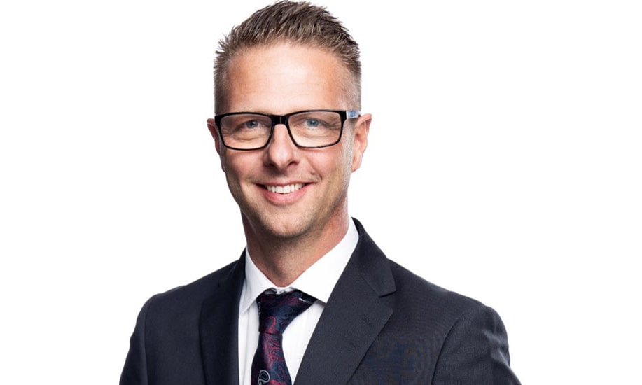 en person i kostym och slips