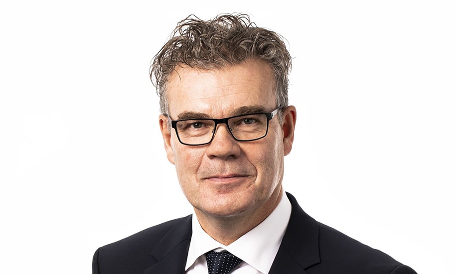 en person i kostym och slips