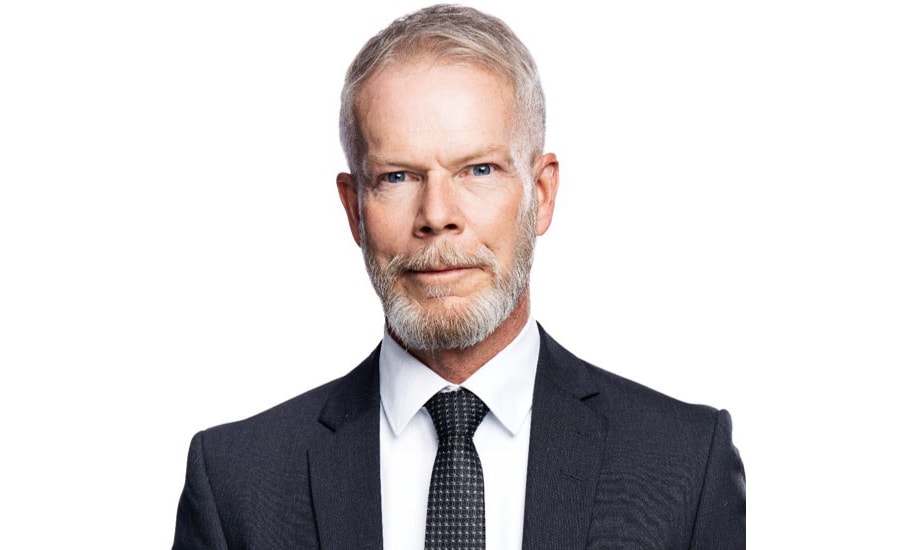 en person i kostym och slips