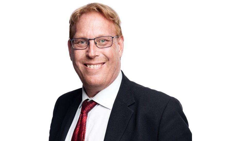 en person i kostym och slips