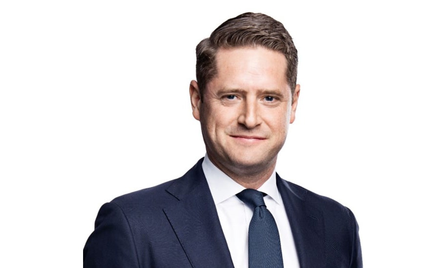 en person i kostym och slips