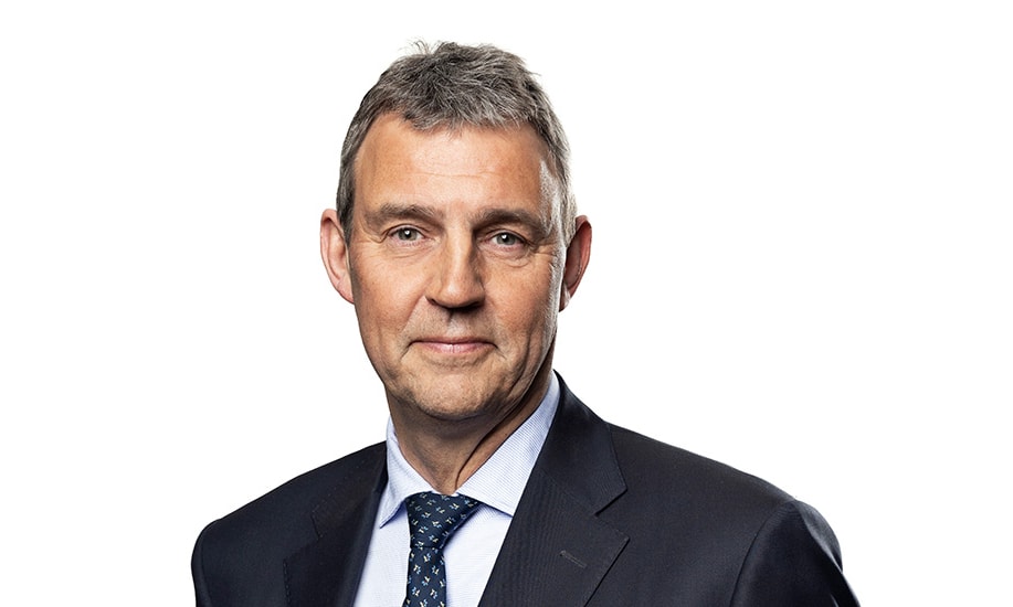 en person i kostym och slips