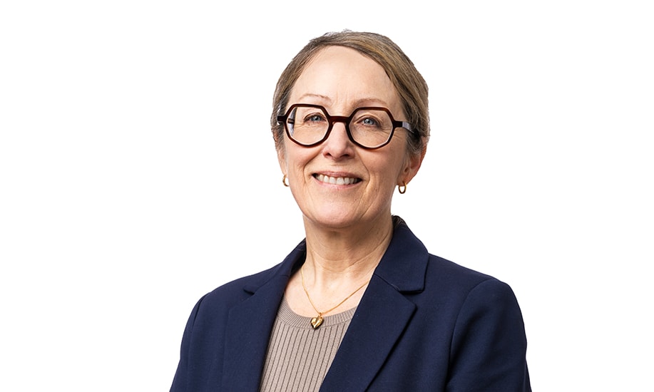 en person som bär glasögon och en blå jacka