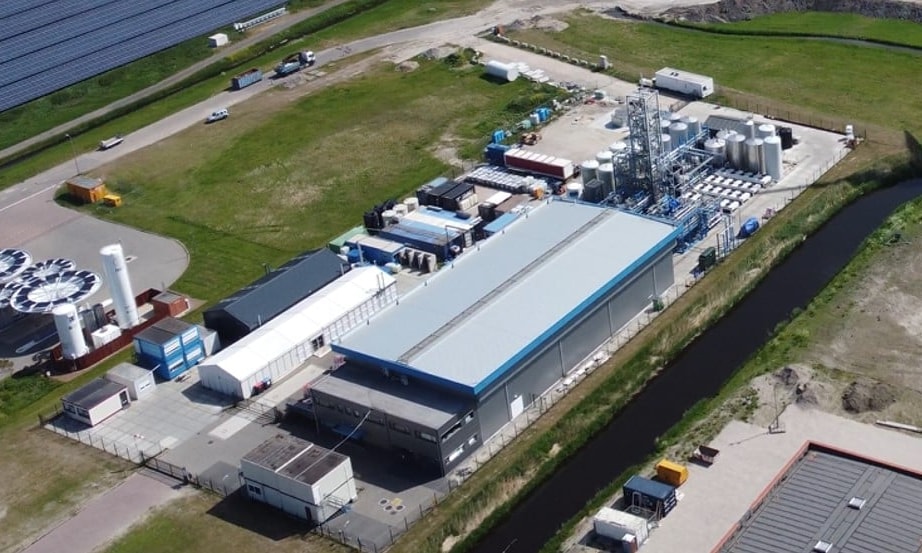 en byggnad nära en flod