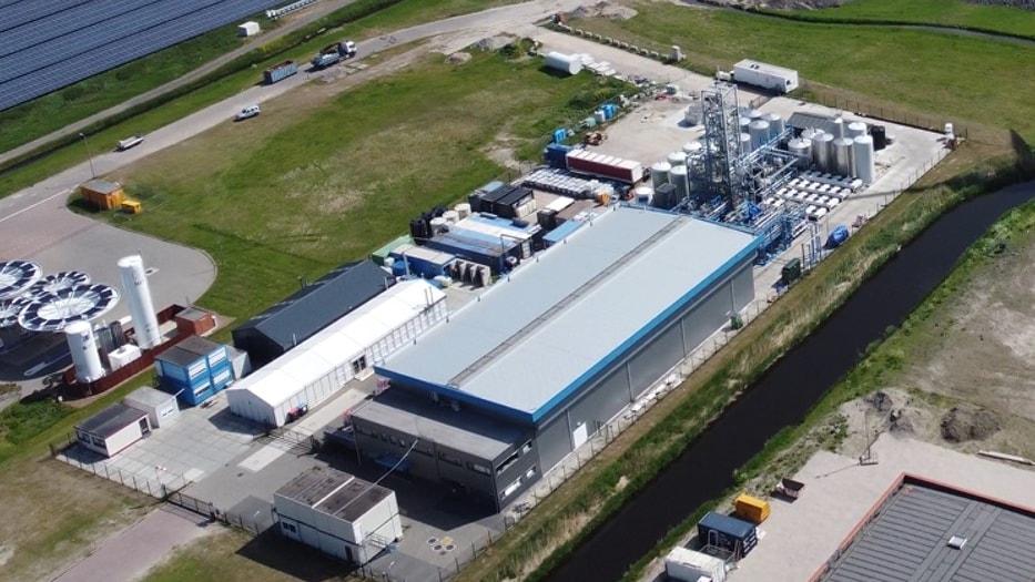 en byggnad nära en flod